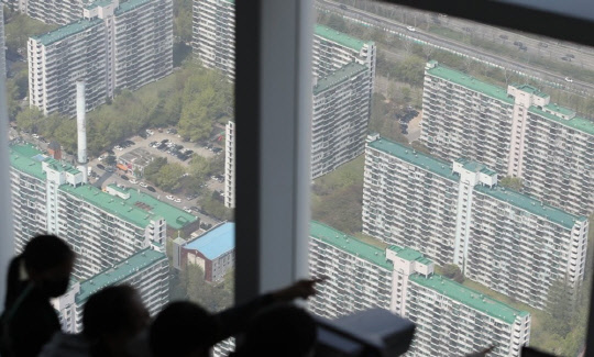 서울 송파구 롯데월드타워 전망대인 서울스카이에서 바라본 잠실주공5단지 일대. <연합뉴스>